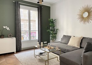 Familieleilighet, bakgårdsutsikt | Oppholdsområde | En 80-centimeters smart-TV med digitale kanaler