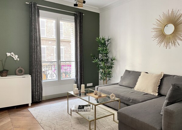 Family Apartment, Courtyard View | Living area