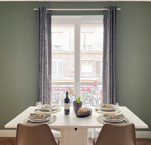 Family Apartment, Courtyard View | Living area