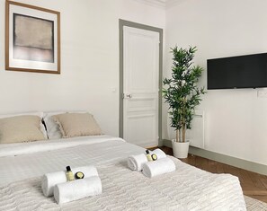 Familie appartement, uitzicht op de binnenplaats | Een strijkplank/strijkijzer, reisbedje, gratis wifi, beddengoed