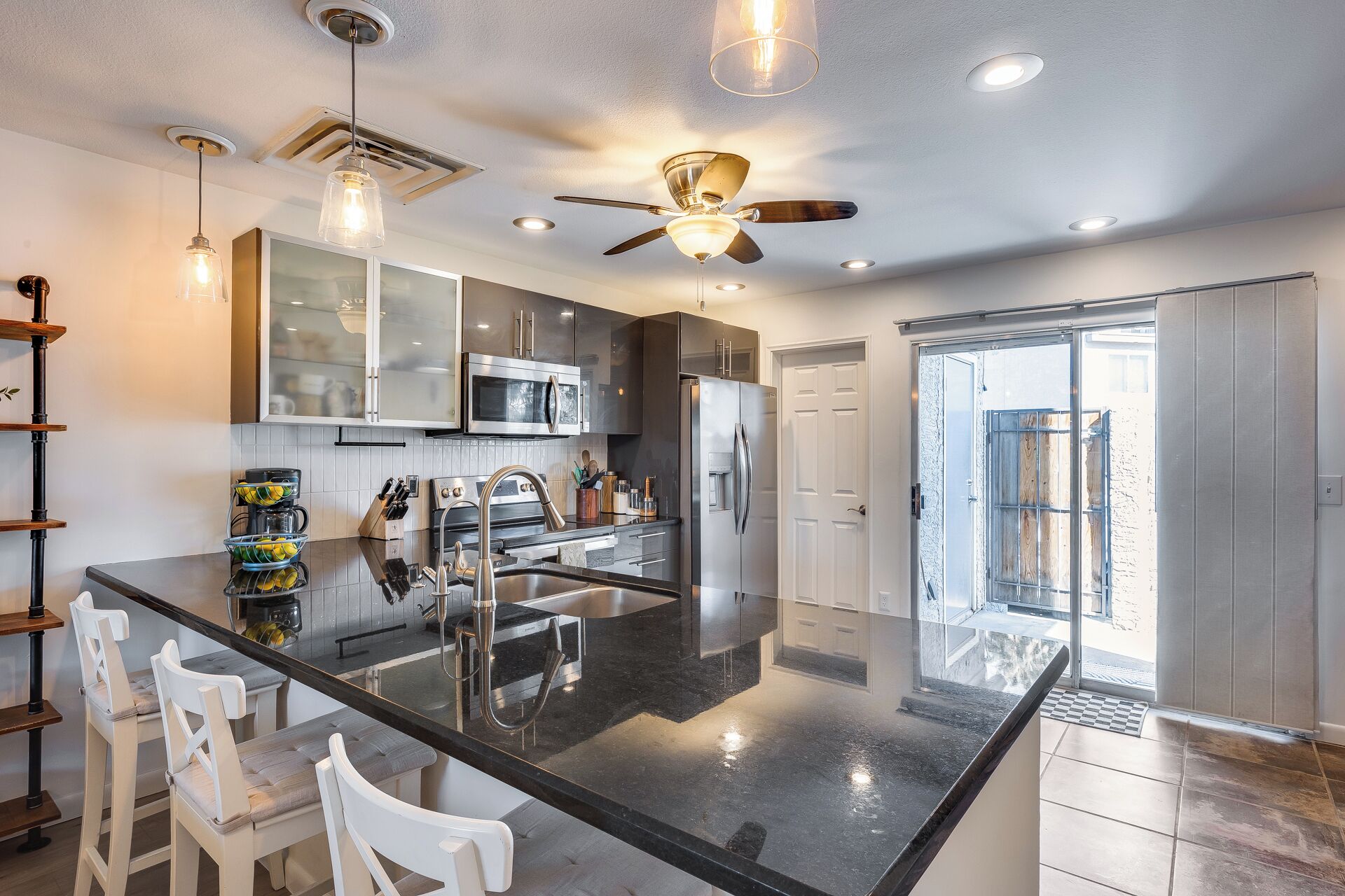 Mikrobølgeovn, ovn, kokeplater og oppvaskmaskin