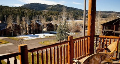 The Red Fox Den – 3 Bedroom 2 Bath Corner Unit Condo Close to the National Parks