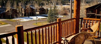 The Red Fox Den – 3 Bedroom 2 Bath Corner Unit Condo Close to the National Parks
