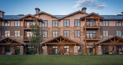 The Red Fox Den – 3 Bedroom 2 Bath Corner Unit Condo Close to the National Parks