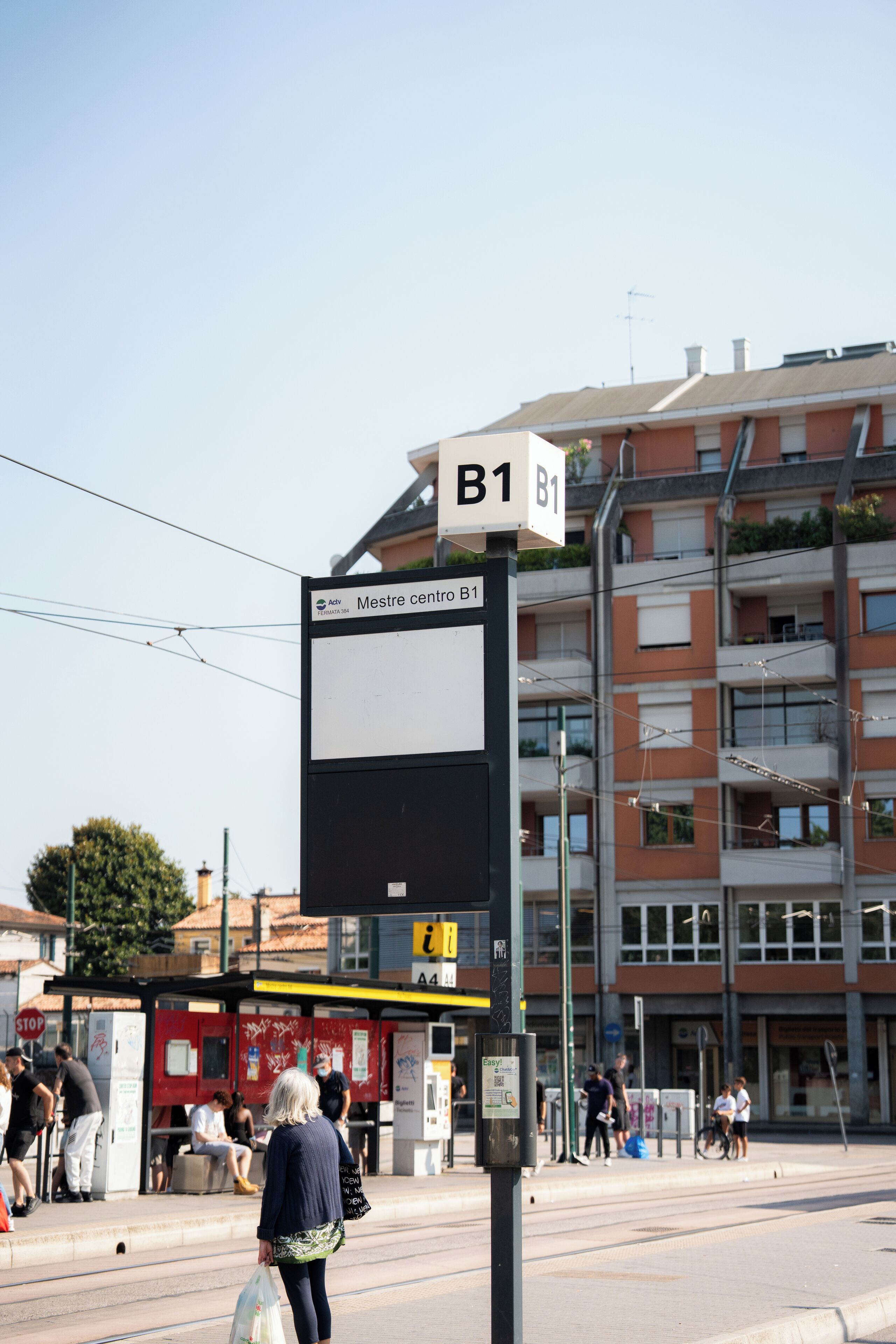 Señal de transporte público que indica una parada de autobús, con la leyenda 'Mestre centro B1' y 'Fermata 384'.