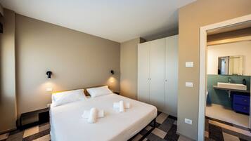 Appartamento panoramico, vista città | Ferro/asse da stiro, Wi-Fi gratuito