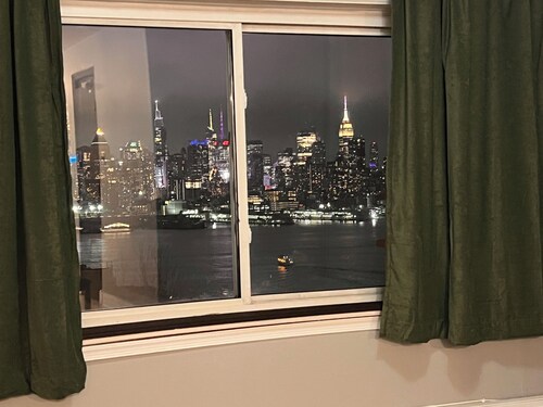 Incredible NYC and Water Views 3 bedrooms only 15 min from NYC New Floors 