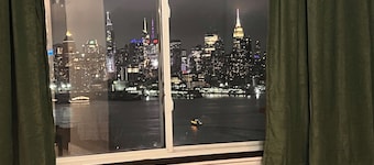 Incredible NYC and Water Views 3 bedrooms only 15 min from NYC New Floors