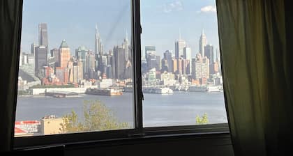 Incredible NYC and Water Views 3 bedrooms only 15 min from NYC