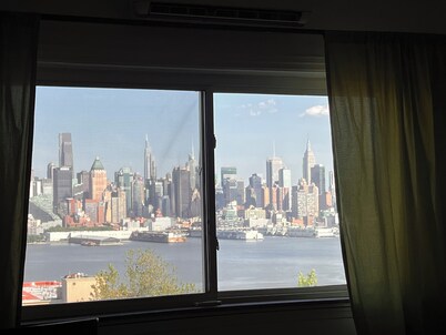 Incredible NYC and Water Views 3 bedrooms only 15 min from NYC