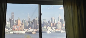 Incredible NYC and Water Views 3 bedrooms only 15 min from NYC