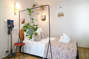 1 bedroom, bed sheets