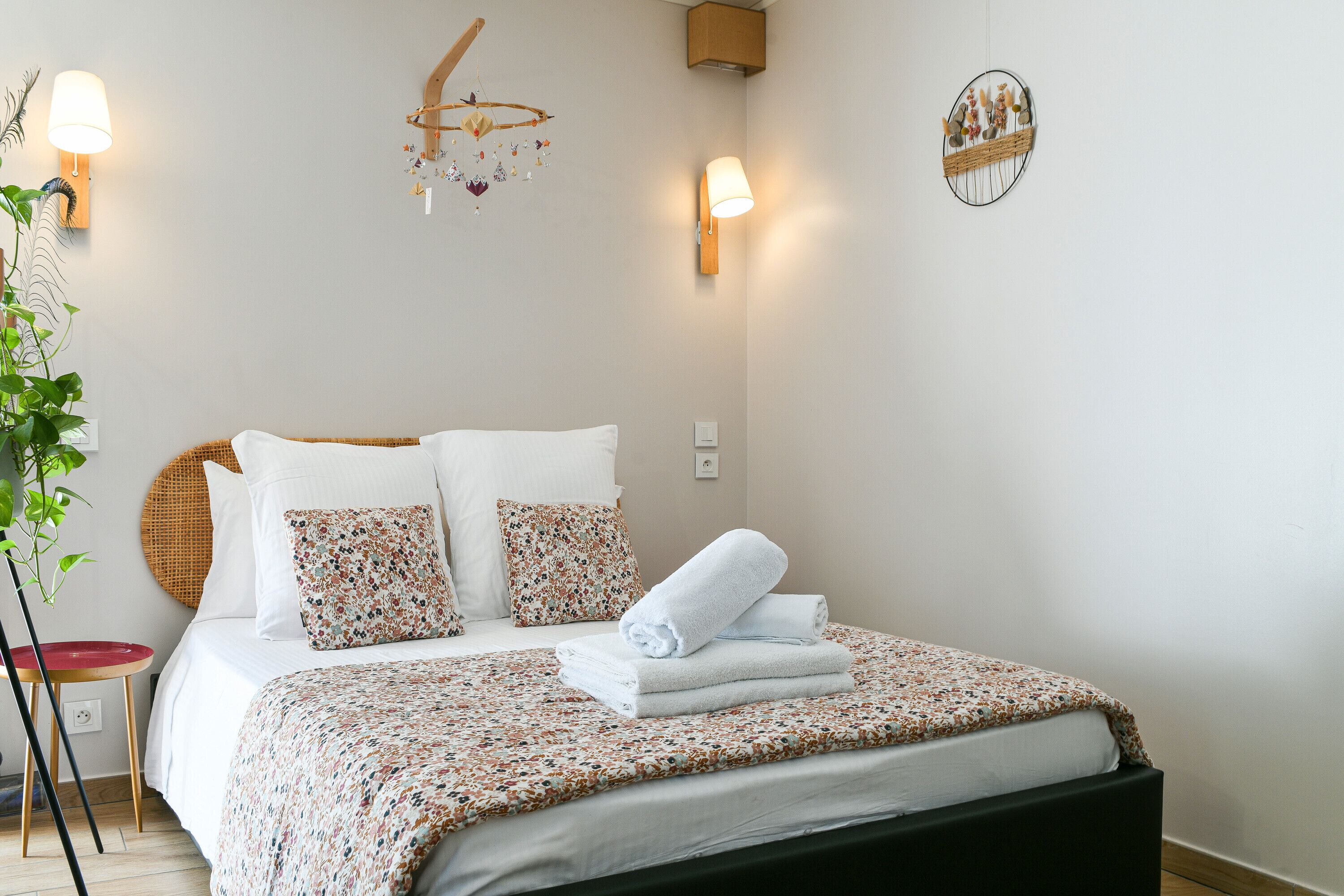 1 bedroom, bed sheets