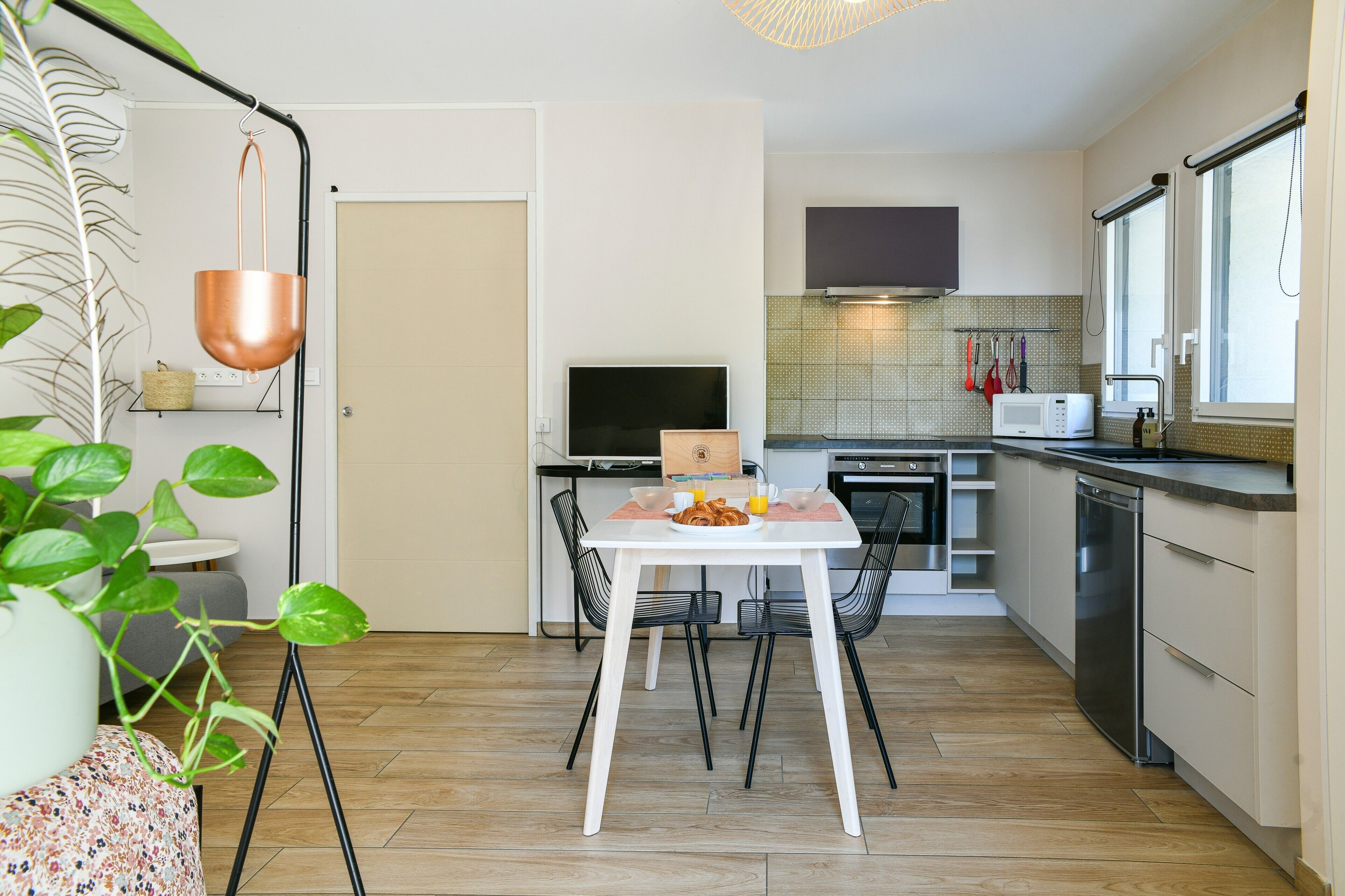 Kühlschrank, Mikrowelle, Ofen, Herdplatte