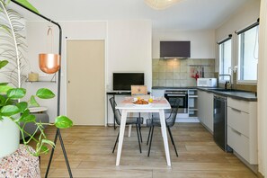 Kjøleskap, mikrobølgeovn, ovn og kokeplater