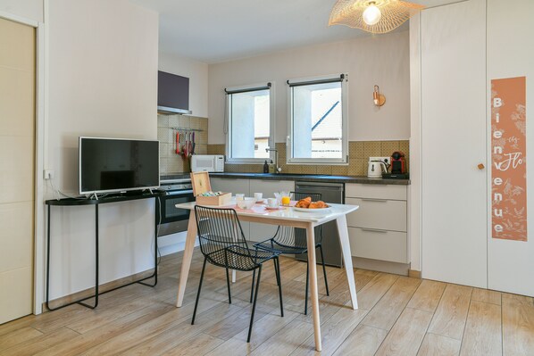 Réfrigérateur, four à micro-ondes, un four, surface de cuisson