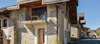 Chez Flo Apartment – Cozy Studio with Mountain View and Air Conditioning