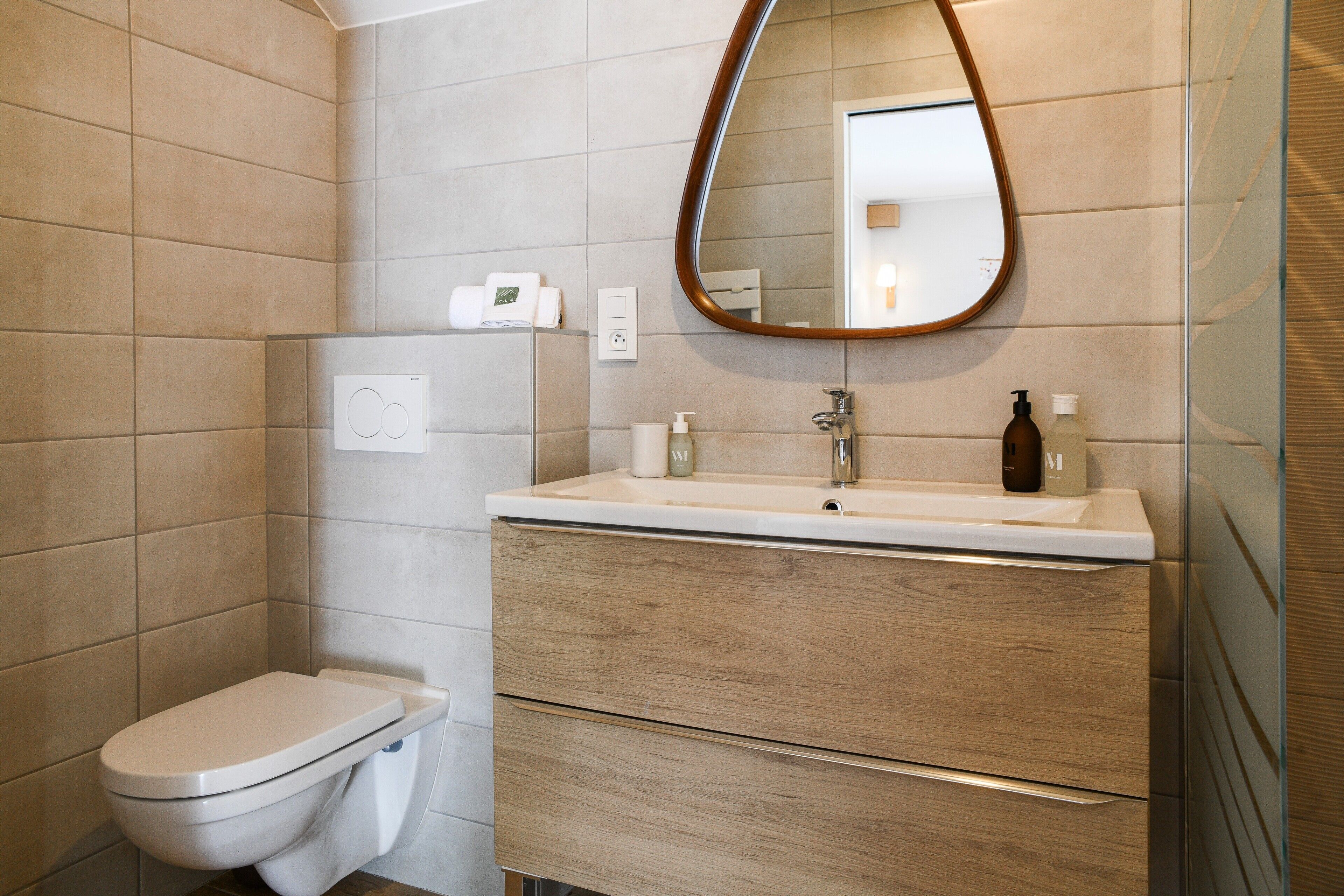 Dusche, kostenlose Toilettenartikel, Haartrockner, Handtücher