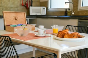 Dining - Chez Flo Apartment – Cozy Studio with Mountain View and Air Conditioning (Saint-Pierre-d'Albigny)