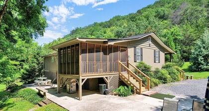 Riverfront home 3BD room/2 Full bath Sleep 6-7 only 12 minutes from Ocoee River