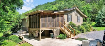 Riverfront home 3BD room/2 Full bath Sleep 6-7 only 12 minutes from Ocoee River