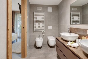 Shower, hair dryer, towels - Apartment 'Marmotta' with Mountain View, Shared Garden and Wi-Fi (Oga)