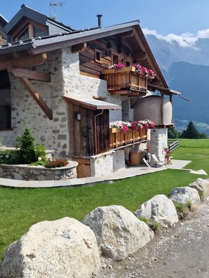 Exterior - Apartment 'Marmotta' with Mountain View, Shared Garden and Wi-Fi (Oga)