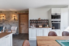 Dining - Apartment 'Marmotta' with Mountain View, Shared Garden and Wi-Fi (Oga)