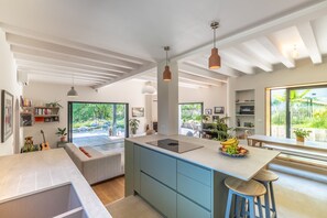 Réfrigérateur, micro-ondes, four, lave-vaisselle