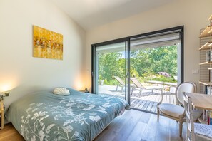 5 bedrooms, desk, iron/ironing board, free WiFi