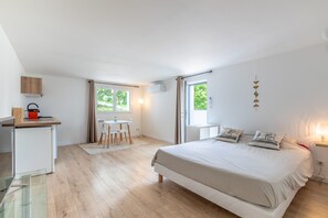 4 bedrooms, iron/ironing board, free WiFi, bed sheets