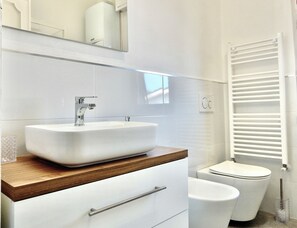 Doccia, asciugacapelli, bidet, asciugamani