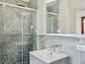 Dusche, Haartrockner, Bidet, Handtücher