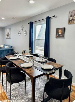 Dining - Luxurious, Cozy and Spacious 6-bedroom escape with parking sleeps up to 16. (Irvington)