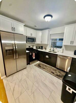 Microwave, oven, stovetop, dishwasher - Luxurious, Cozy and Spacious 6-bedroom escape with parking sleeps up to 16. (Irvington)
