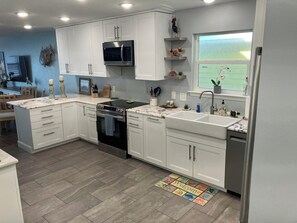 Fridge, microwave, oven, stovetop - Coastal Comfort ~ 4-bedroom house in fantastic Pensacola Beach (Gulf Breeze)