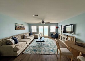 Una sala de estar con sofá, mesa de centro y televisor.
