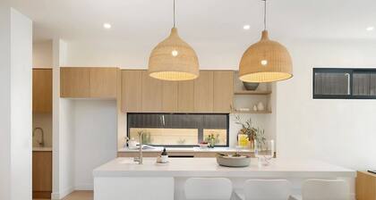 Luxurious 5 Bed Retreat + Pool near Gymea Village