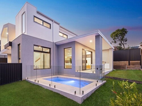 Luxurious 5 Bed Retreat + Pool near Gymea Village