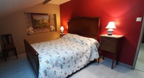 3 bedrooms, iron/ironing board, bed sheets