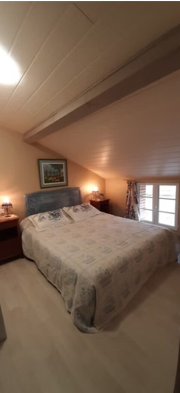 3 habitaciones, tabla de planchar con plancha y ropa de cama 