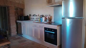 Een microgolfoven, een oven, een kookplaat, een vaatwasser