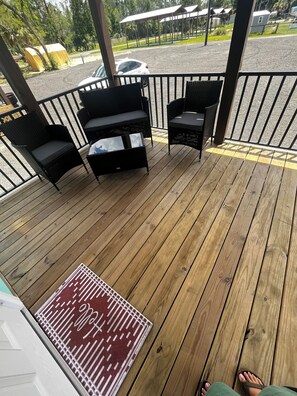 Property grounds - Charming 2-bedroom PET FRIENDLY cabin in Steinhatchee (Steinhatchee)