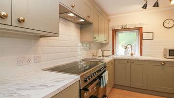 Cottage | Private kitchen | Cookware/dishes/utensils