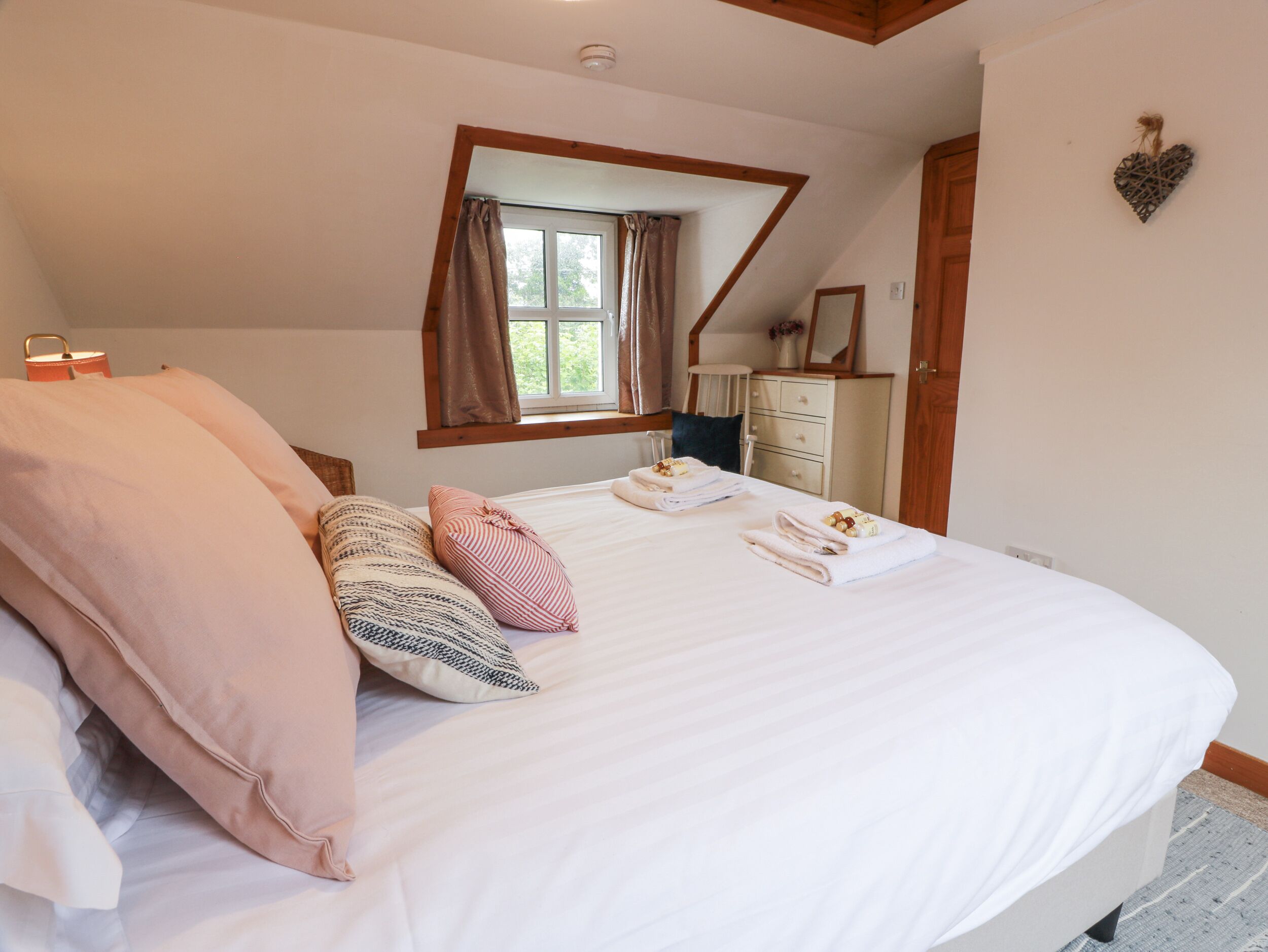 Cottage | 4 bedrooms, individually decorated, individually furnished, free WiFi