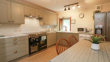 Cottage | Private kitchen | Cookware/dishes/utensils