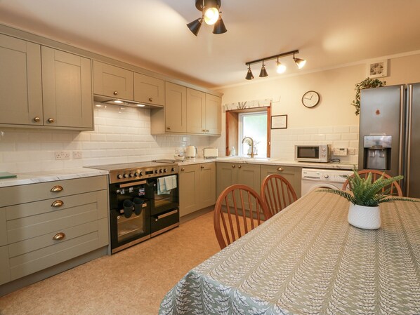 Cottage | Private kitchen | Cookware/dishes/utensils - The Steading (Castle Douglas)