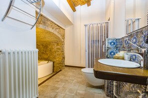 Shower, hair dryer, towels - 'Arcaloro Resort Infinito' Room with Mountain View and Hot Tub (Sant'Angelo di Brolo)