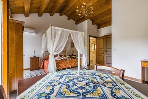 1 bedroom, iron/ironing board, WiFi, bed sheets - 'Arcaloro Resort Infinito' Room with Mountain View and Hot Tub (Sant'Angelo di Brolo)
