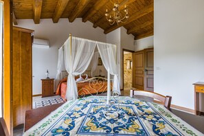 1 bedroom, iron/ironing board, WiFi, bed sheets - 'Arcaloro Resort Infinito' Room with Mountain View and Hot Tub (Sant'Angelo di Brolo)